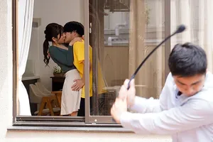 Đẩy tôi mạnh xuống bàn để quan hệ tình dục 2 người đàn ông và 1 người phụ nữ