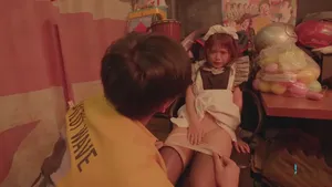 Một gái mại dâm Hàn Quốc lén chụp ảnh ông chủ ~ quan hệ với Xiru, một cô giáo mẫu giáo dễ thương mới bước vào xã hội, thích cười, đã bị bắt gặp đang chụp ảnh lén và phải chấm dứt quan hệ tình dục...