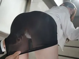 Hẹn hò với một người phụ nữ trưởng thành xinh đẹp, mặc một chiếc váy trắng đơn giản, với thân hình đầy đặn và gợi cảm khiến người ta ngay lập tức sôi sục và cứng đờ, hôn lưỡi, nhào nặn, mút sữa, trêu chọc, rồi đánh mạnh và quan hệ...