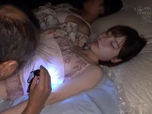 Bú cái lồn hồng hào của em trong phòng khách